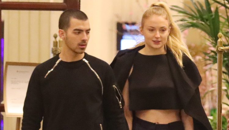 Joe Jonas y Sophie Turner agarrados de la mano por París