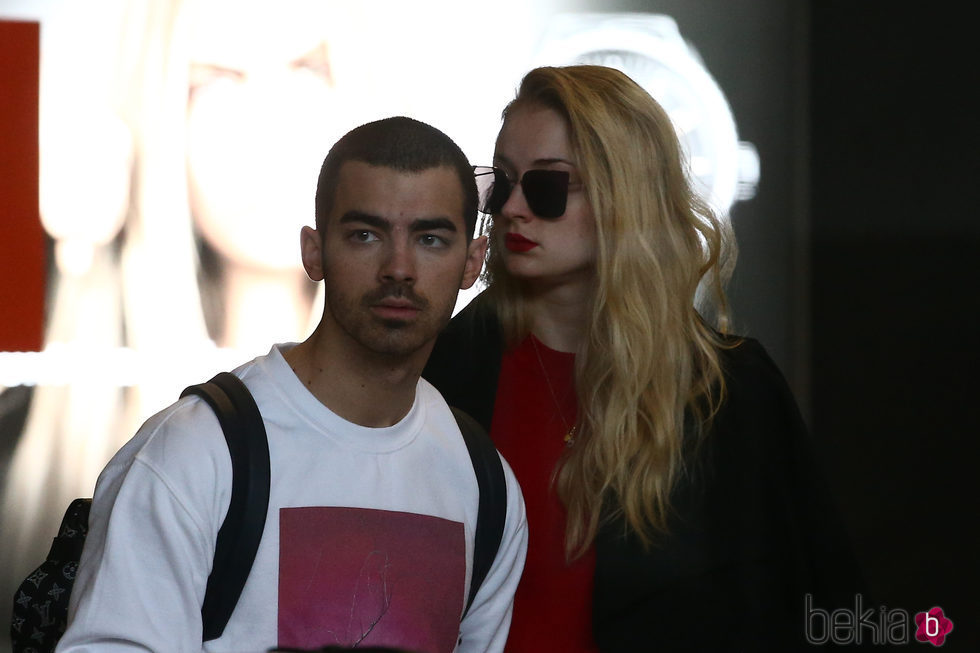 Joe Jonas y Sophie Turner en el aeropuerto de París