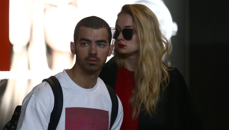 Joe Jonas y Sophie Turner en el aeropuerto de París