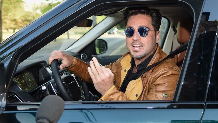 David Bustamante se enfada con la prensa a su llegada a la casa en la que viven Paula Echevarría y su hija Daniella