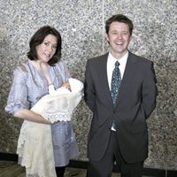 Federico y Mary de Dinamarca con su hija recién nacida Isabel en 2007