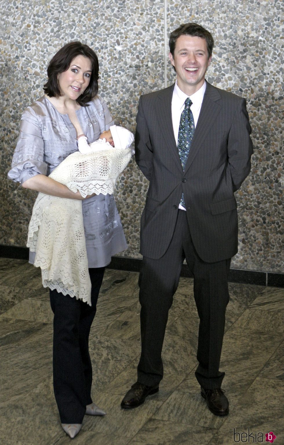 Federico y Mary de Dinamarca con su hija recién nacida Isabel en 2007