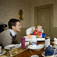 Federico y Mary de Dinamarca desayunando con sus hijos Christian e Isabel