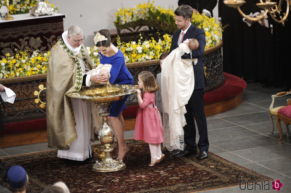 Isabel de Dinamarca mirando la pila bautismal en el bautizo de sus hermanos Vicente y Josefina