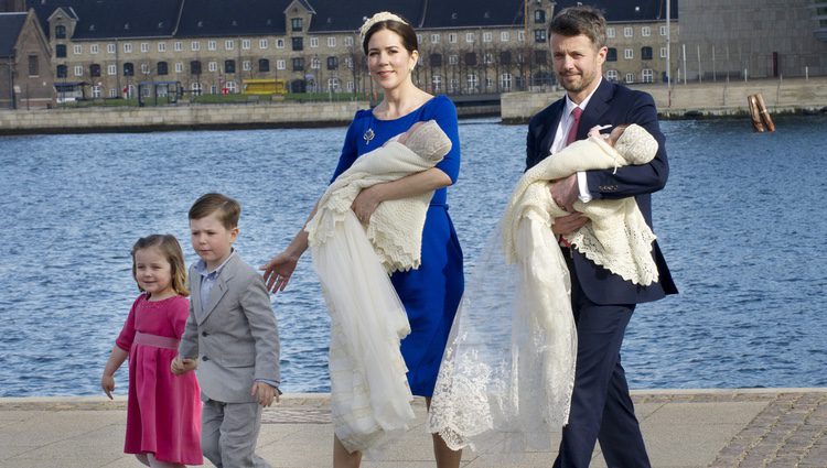 Federico y Mary de Dinamarca con sus cuatro hijos en el bautizo de Vicente y Josefina de Dinamarca