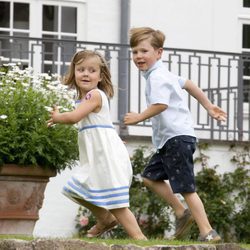 Christian e Isabel de Dinamarca corriendo en los jardines de palacio