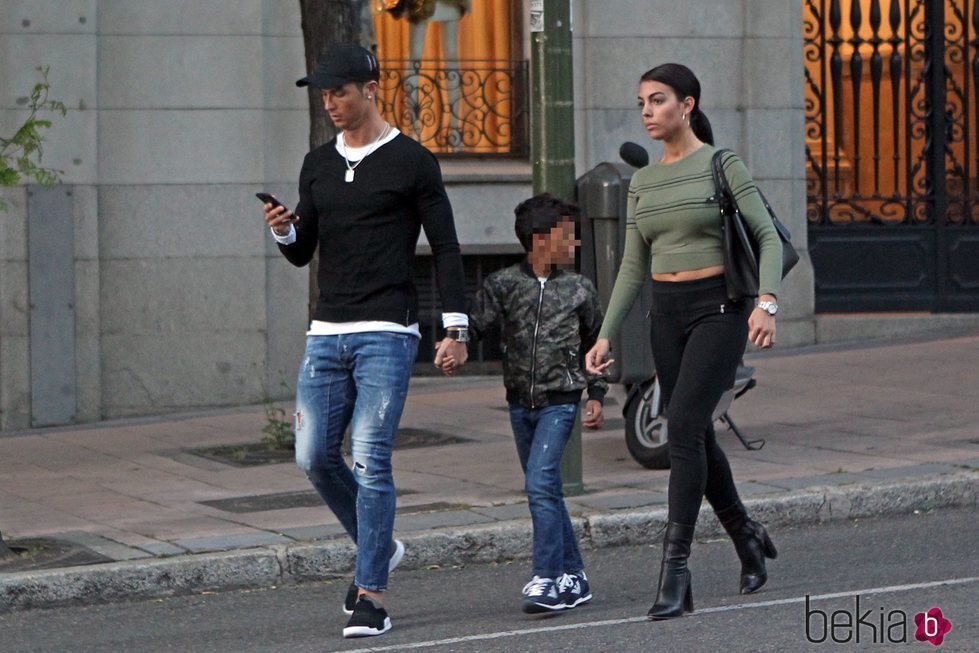 Cristiano Ronaldo con su novia Georgina Rodríguez y su hijo caminando por Madrid