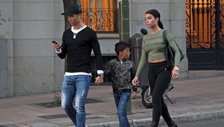 Cristiano Ronaldo con su novia Georgina Rodríguez y su hijo caminando por Madrid