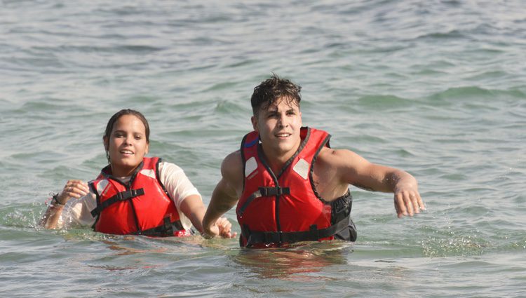 Gloria Camila y Kiko Jiménez llegan a la playa tras saltar del helicóptero de 'Supervivientes 2017'