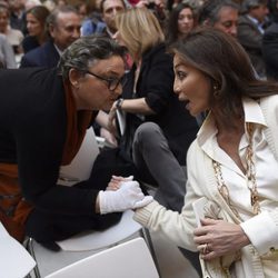 Elena Benarroch hablando con Isabel Preysler