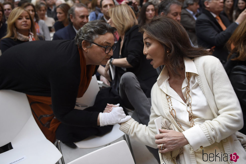 Elena Benarroch hablando con Isabel Preysler