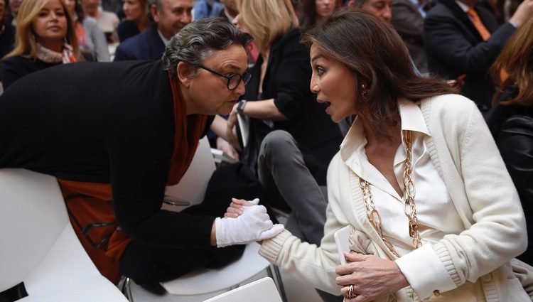 Elena Benarroch hablando con Isabel Preysler