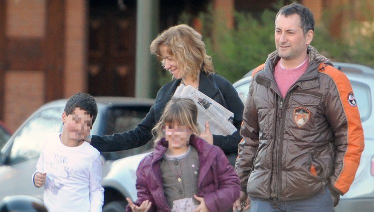 Susanna Griso y su marido Carlos Torras con sus dos hijos