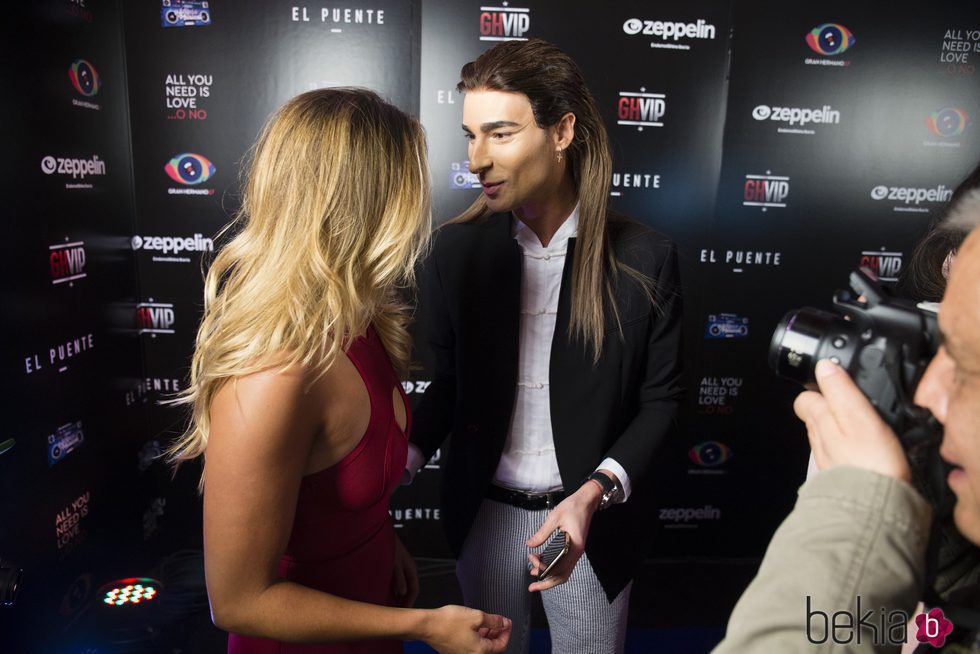 Alyson Eckmann y Miguel hablando en la fiesta de 'GH VIP5' y 'GH17'