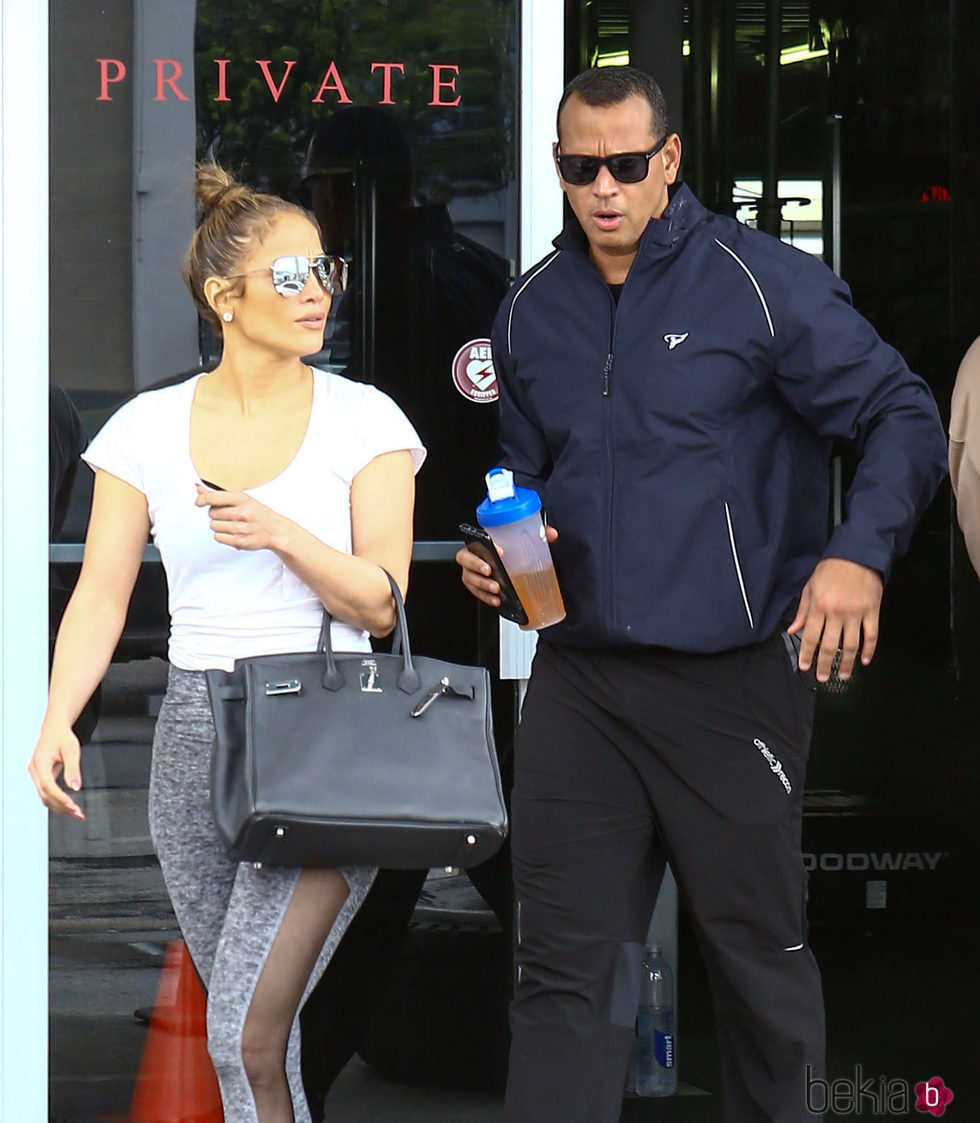 Jennifer Lopez y Alex Rodriguez saliendo del gimnasio juntos