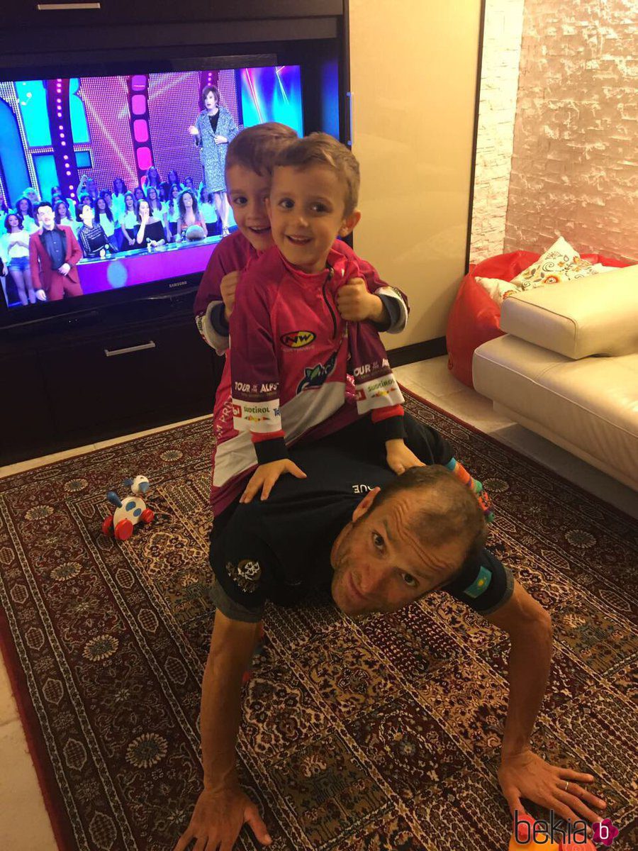 Michele Scarponi con sus dos hijos gemelos