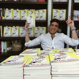 Xuso Jones posa muy sonriente con su primer libro