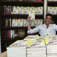 Xuso Jones posa muy sonriente con su primer libro