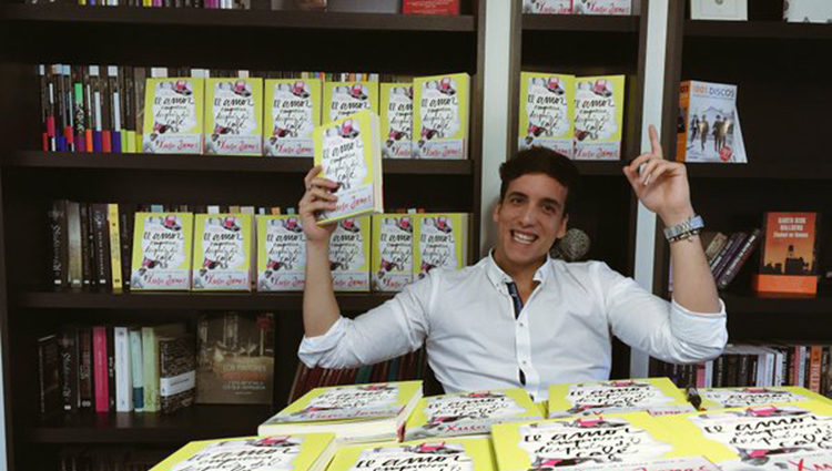 Xuso Jones posa muy sonriente con su primer libro