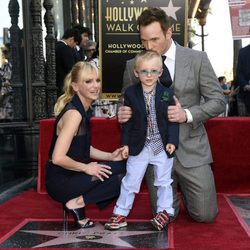 Chris Pratt recibe su estrella en el Paseo de la Fama junto a Anna Faris y su hijo