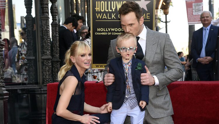 Chris Pratt recibe su estrella en el Paseo de la Fama junto a Anna Faris y su hijo