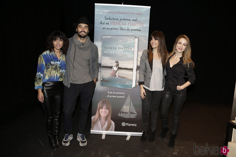 Vanesa Martín presenta su libro junto a Inma Cuesta, Silvia Abascal y Álex García