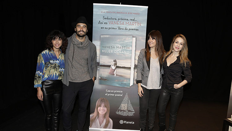 Vanesa Martín presenta su libro junto a Inma Cuesta, Silvia Abascal y Álex García