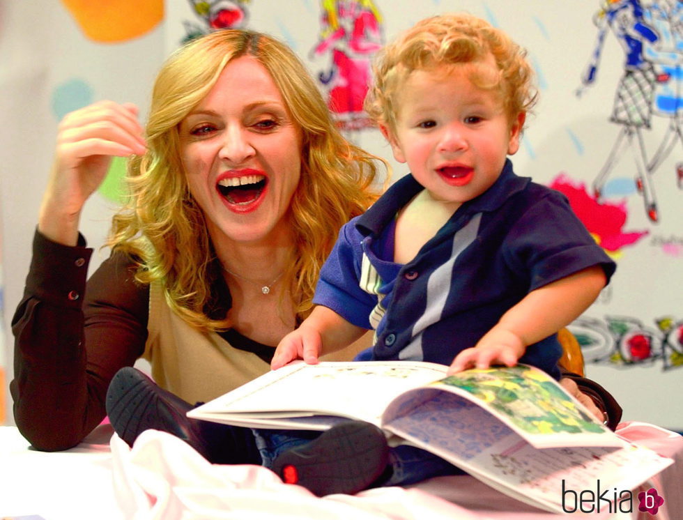 Madonna con un niño en una de las firmas de su libro