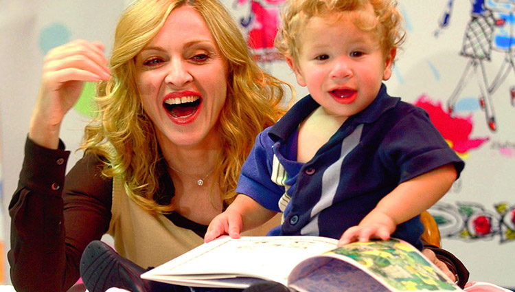 Madonna con un niño en una de las firmas de su libro