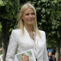 Gwyneth Paltrow con su libro de recetas 'Notes from my kitchen table'