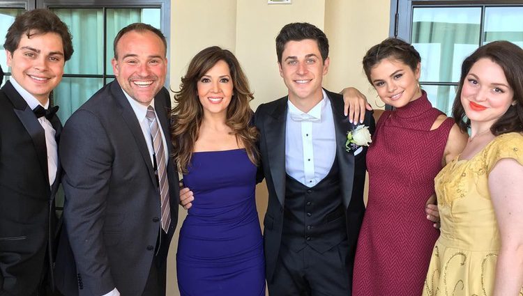 El elenco de 'Los Magos de Waverly Place' en la boda de David Henrie