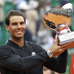 Rafa Nadal con el trofeo de campeón del Master 1000 de Monte-Carlo