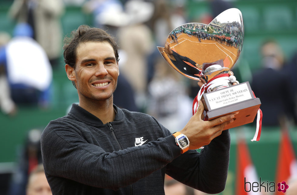 Rafa Nadal con el trofeo de campeón del Master 1000 de Monte-Carlo