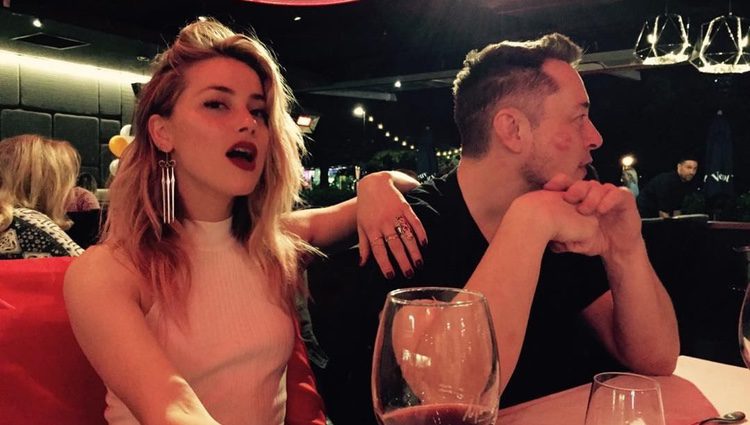 Amber Heard hace oficial su relación Elon Musk