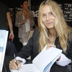 Vanesa Lorenzo firmando libros de 'Yoga, un estilo de vida' en Sant Jordi 2017