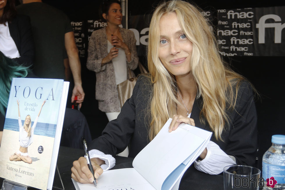 Vanesa Lorenzo firmando libros de 'Yoga, un estilo de vida' en Sant Jordi 2017