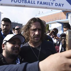 Carles Puyol firmando autógrafos a un refugiado de Grecia