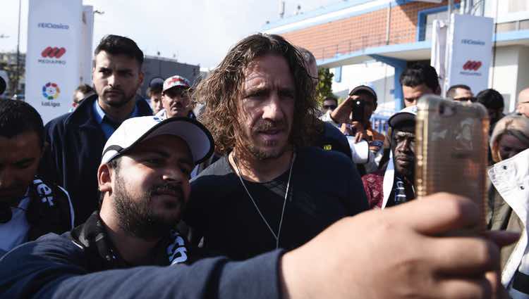 Carles Puyol firmando autógrafos a un refugiado de Grecia