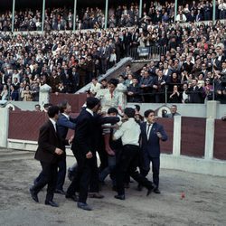 Sebastián Palomo Linares a hombros tras una corrida de toros en su alternativa