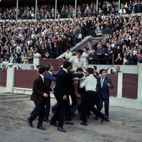 Sebastián Palomo Linares a hombros tras una corrida de toros en su alternativa