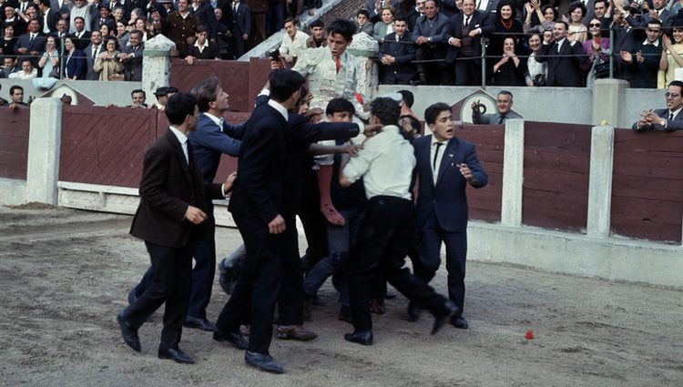 Sebastián Palomo Linares a hombros tras una corrida de toros en su alternativa