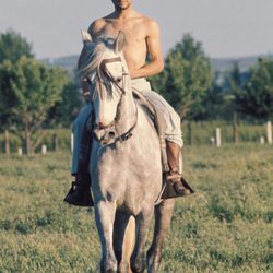 Palomo Linares montando a caballo cuando era joven