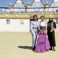 Sebastián Palomo Linares y Marina Danko con Vicky Martín Berrocal