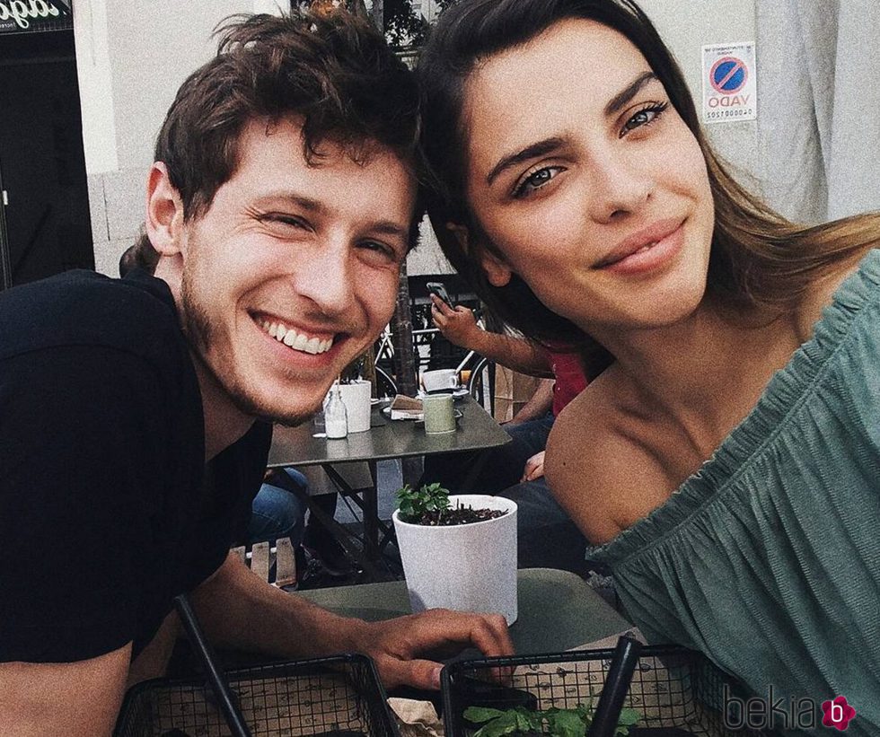 Nicolás Coronado y Ainara Aristegui tomando algo en una terraza