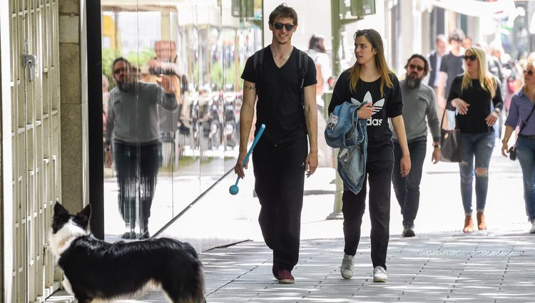 Nicolás Coronado y Ainara Aristegui paseando al perro