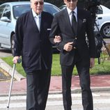 Enrique Ponce y Victoriano Valencia en la capilla ardiente de Palomo Linares