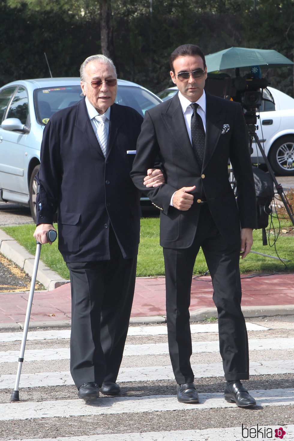 Enrique Ponce y Victoriano Valencia en la capilla ardiente de Palomo Linares