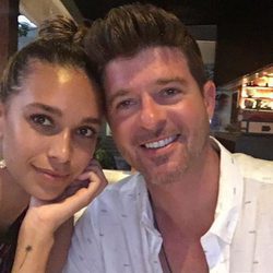 Robin Thicke disfrutando junto a su pareja April Love Geary