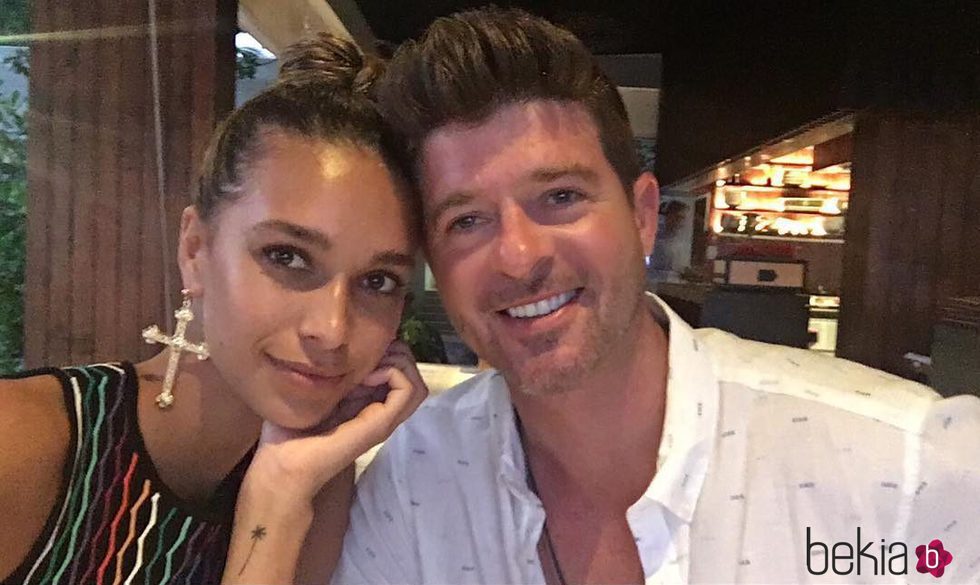 Robin Thicke disfrutando junto a su pareja April Love Geary