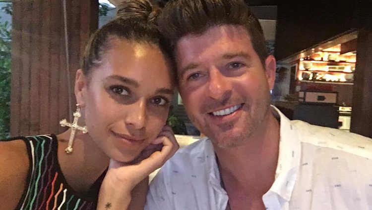 Robin Thicke disfrutando junto a su pareja April Love Geary